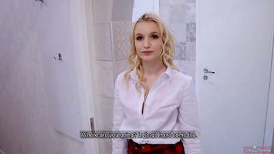 తన స్నేహితుడితో కలిసి ప్రియుడిని మోసం చేసిన కాలేజీ యువతి | ఆమె పుస్సీ లోపల POV మరియు కమ్!